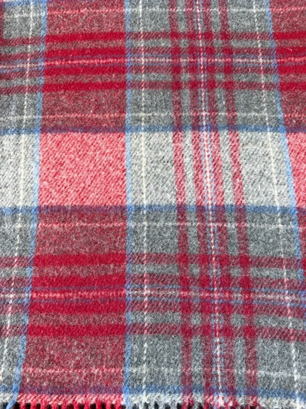 Coperte LaneRossi 100% Virgin Wool Fringed Throw Red Gray Blue Plaid 49x58 GUC